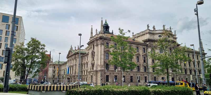 muenchen-karlsplatz-paleis van justitie-huisjesduitsland.nl