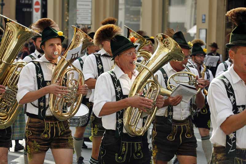 oktoberfest-blaasorkest-huisjesuitsland.nl