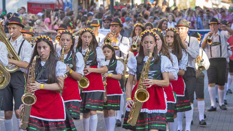 oktoberfest-damesblaaorkest-huisjesuitsland.nl